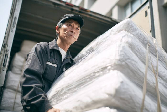 レンタル布団の配達スタッフ