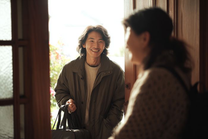 帰省した息子を笑顔で迎える母親