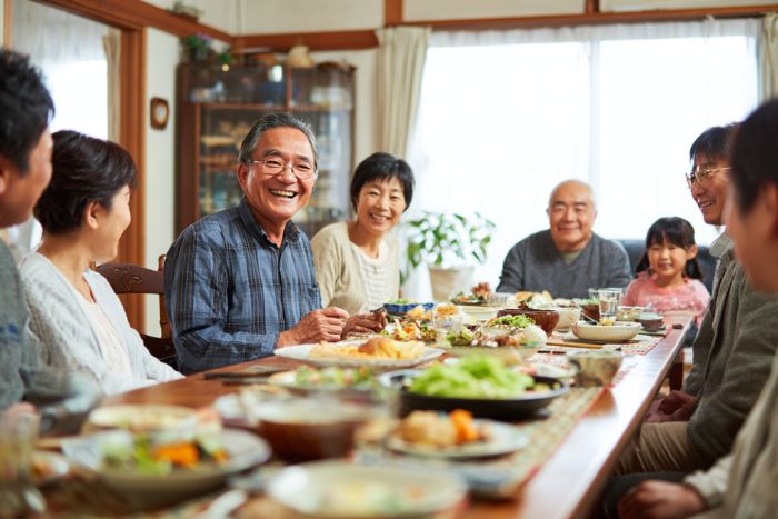 実家に帰省した家族と団らん
